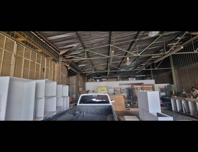 2,800M² WAREHOUSE FOR SALE IN VILLAGE DEEP
